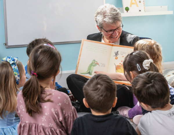 Deux bras de plus pour soutenir le personnel des écoles et des milieux de la petite enfance